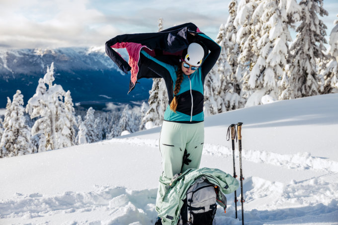 滑雪裝備推薦2025｜滑雪新手必收藏實用滑雪裝備清單！滑雪手套/外套/長褲/護目鏡