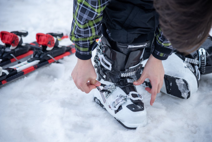 滑雪裝備推薦2025｜滑雪新手必收藏實用滑雪裝備清單！滑雪手套/外套/長褲/護目鏡