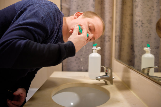 生理鹽水洗鼻方法｜5個生理鹽水洗鼻好處+洗鼻鹽水/洗鼻器推薦！舒緩過敏/鼻塞/感冒不適