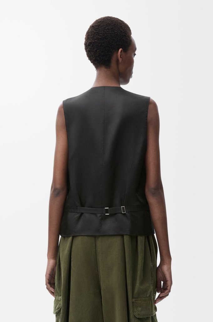 LOEWE背心推薦2025｜夏天穿搭必備極簡風LOEWE背心！aespa Giselle/Hailey Bieber都在穿