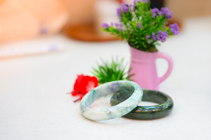 玉手鐲推薦2025｜10款和田玉/紫羅蘭/翡翠鐲精選清單！附玉鐲功效/戴法/價錢攻略