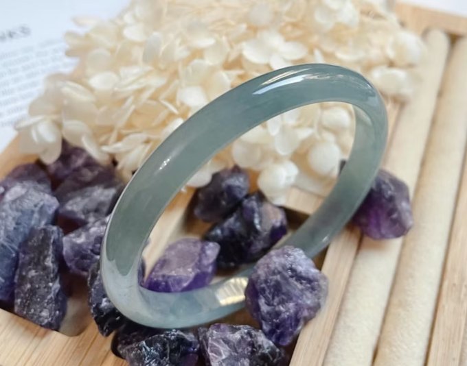 玉手鐲推薦2025｜10款和田玉/紫羅蘭/翡翠鐲精選清單！附玉鐲功效/戴法/價錢攻略