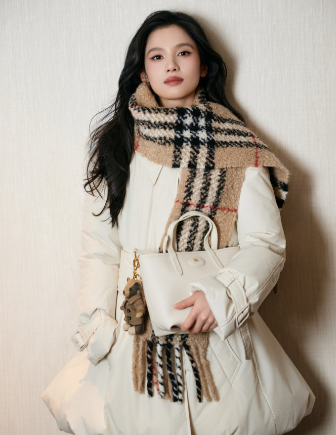 Burberry圍巾2025｜10款Burberry頸巾女裝推薦！Burberry圍巾經典款/雙面/淨色精選清單